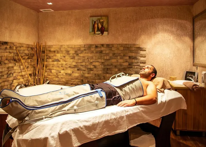 Хотел балнеокомплекс и акватоник